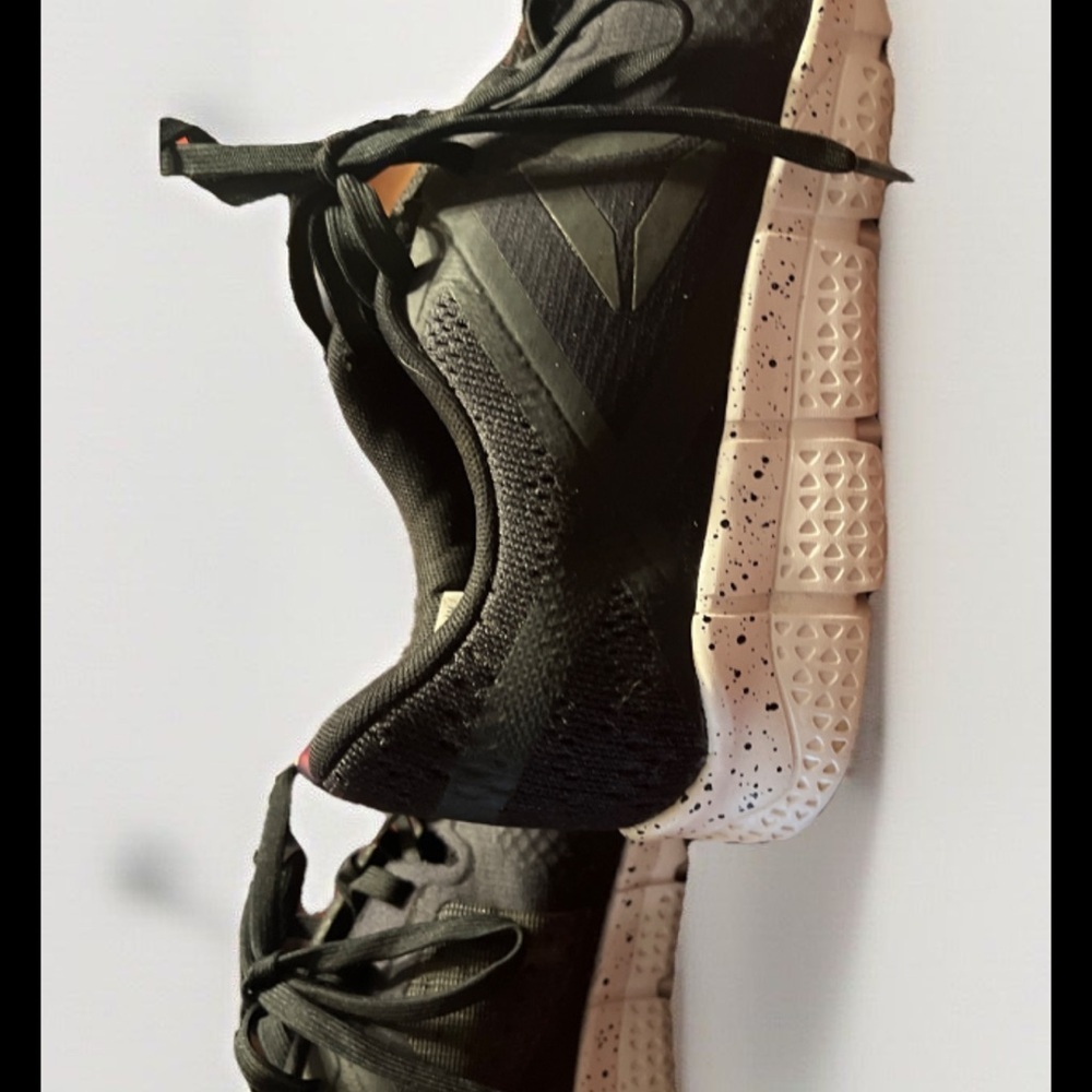Black Reebok Sneakers with Speckled Sole men’s 9.5
